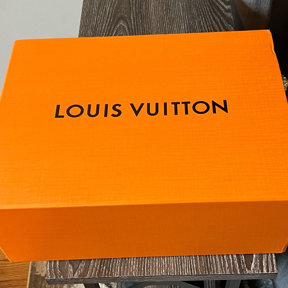 Louis Vuitton men’s slide shoebox. Please NOTE this is the box only.